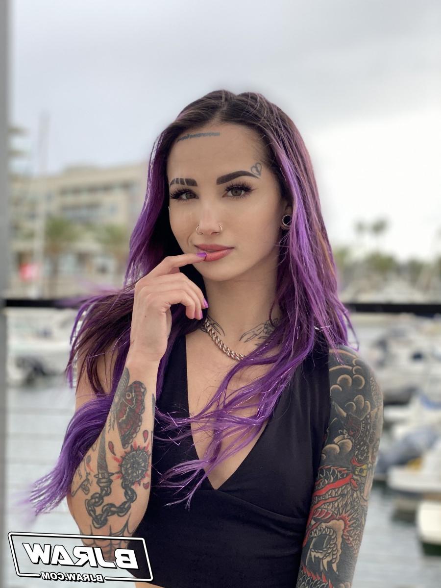 20P Valerica Steele fait une pipe léchant le cul pendant une action en POV.