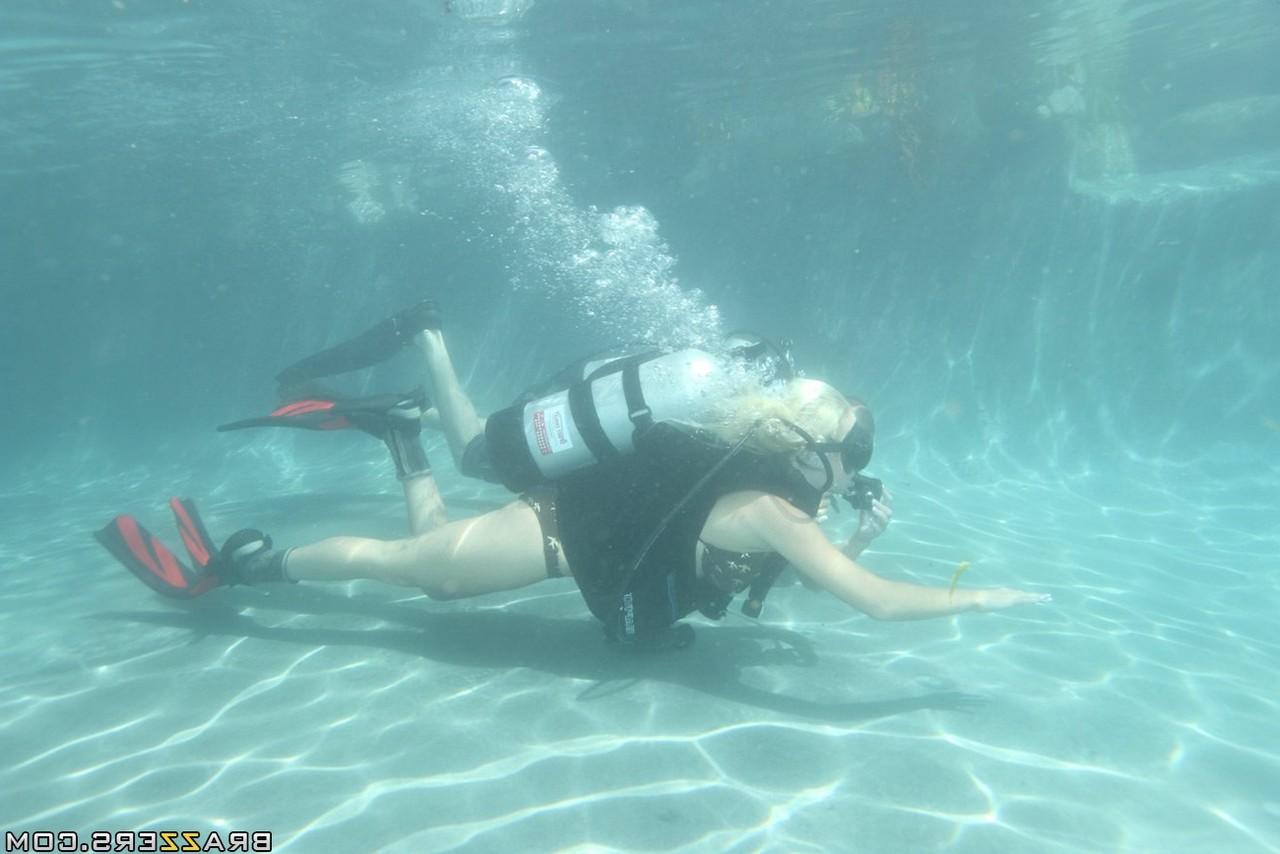 20P La plongeuse nue Angelina Ashe se fait baiser sous l'eau avant de recevoir un soin du visage sur le rivage.