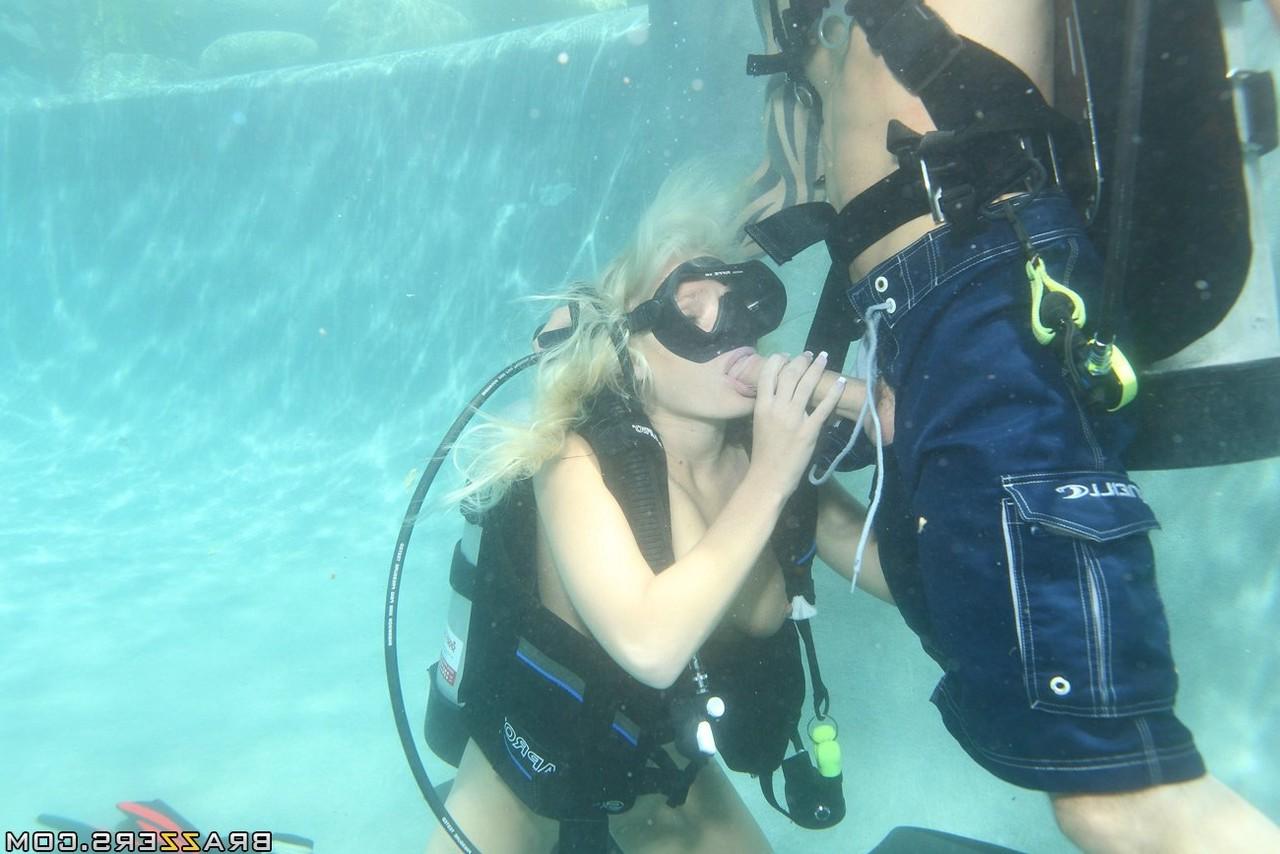 20P La plongeuse nue Angelina Ashe se fait baiser sous l'eau avant de recevoir un soin du visage sur le rivage.
