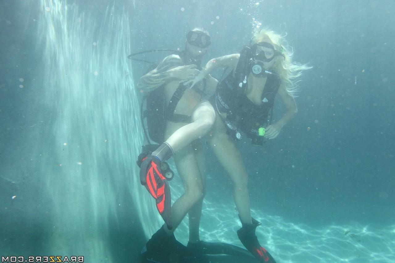 20P La plongeuse nue Angelina Ashe se fait baiser sous l'eau avant de recevoir un soin du visage sur le rivage.