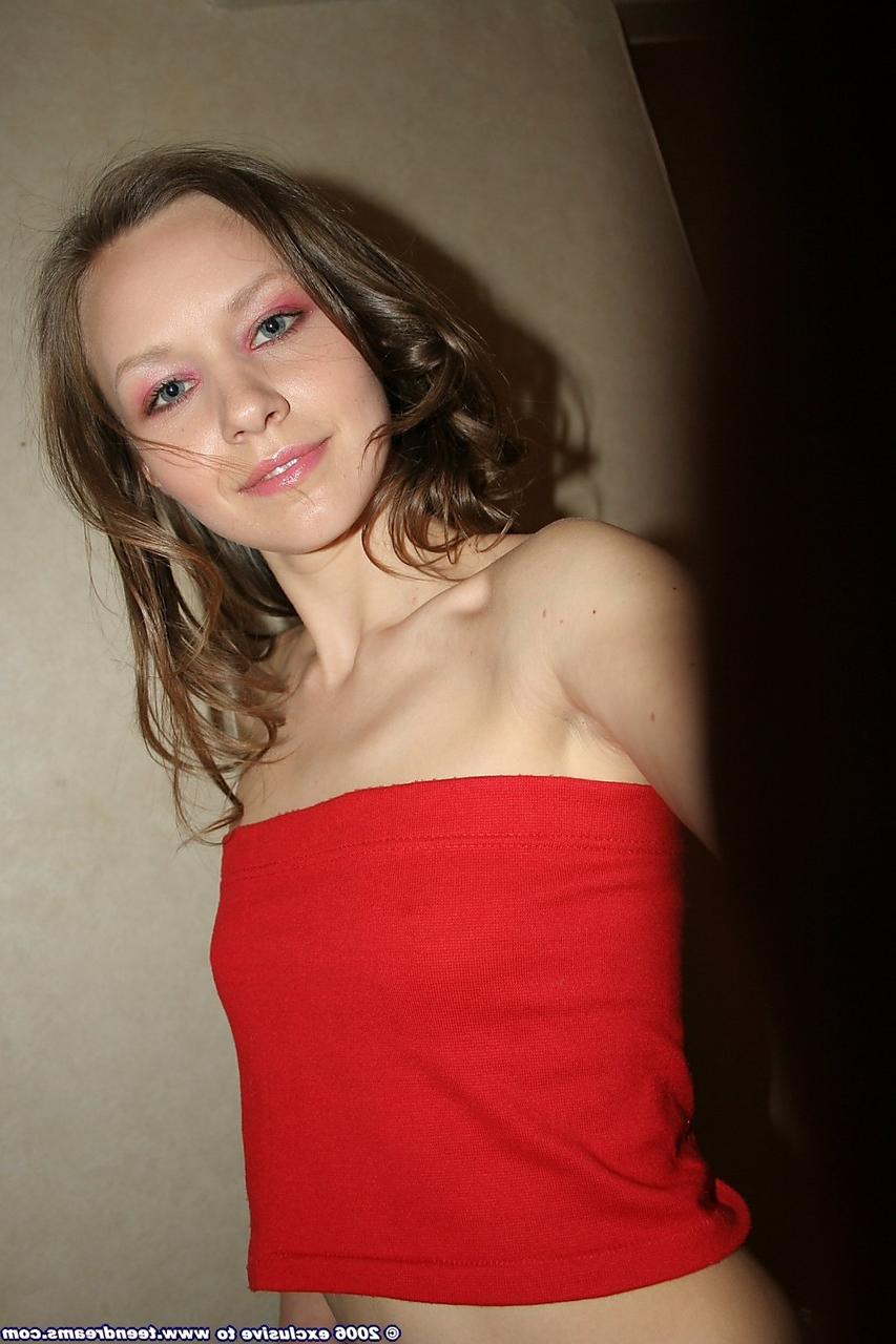 20P La morena amateur monika se quita la chaqueta y los vaqueros y posa en calcetines