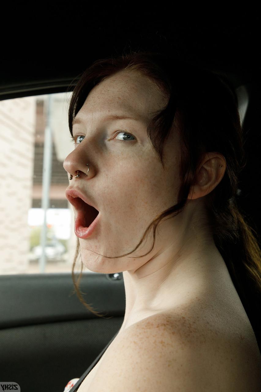13P Babe mit Nasenpiercing Emberlynn Schmidt zeigt ihr Höschen und ihre Brüste
