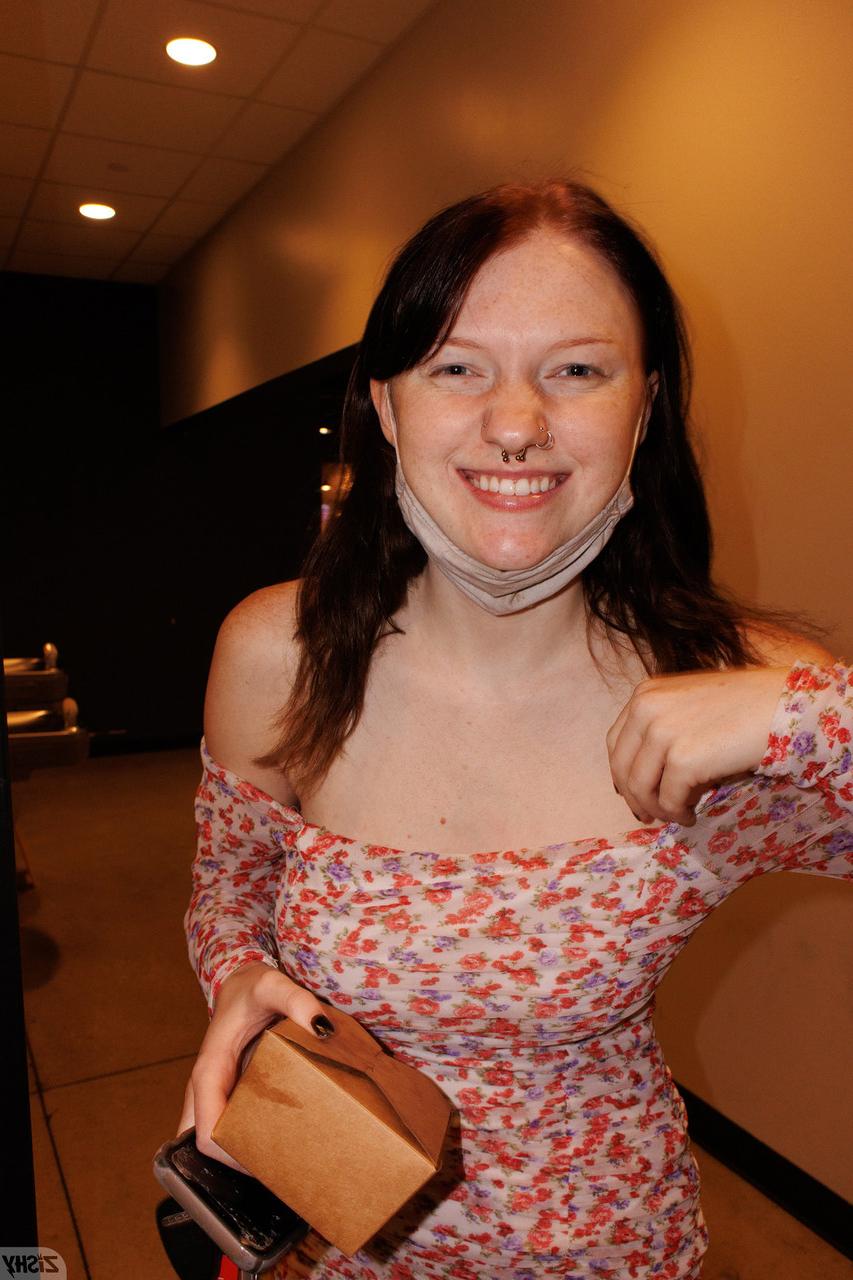 13P Babe mit Nasenpiercing Emberlynn Schmidt zeigt ihr Höschen und ihre Brüste
