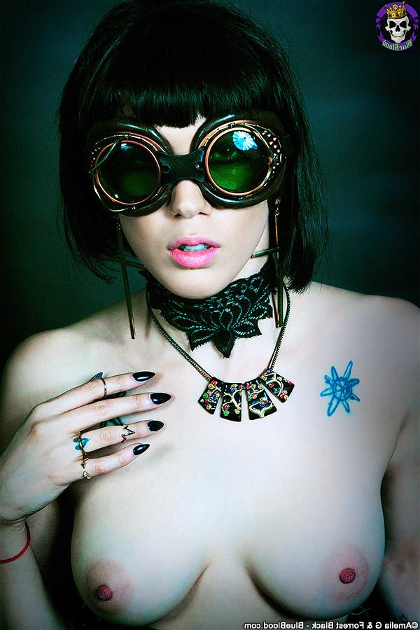 15P La sexy morena Asphyxia Noir se desnuda con una faja y gafas de aviador