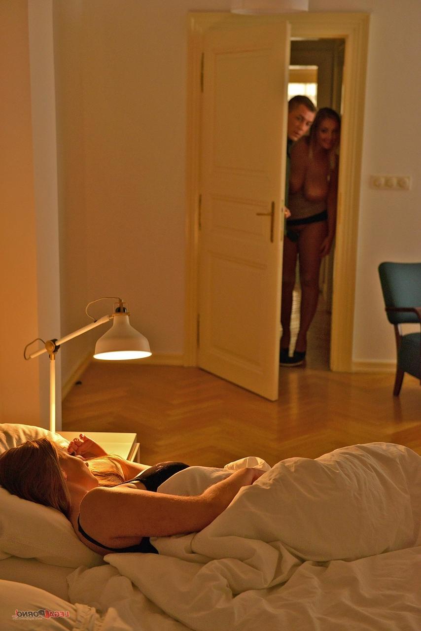20P Las bellezas tetonas Suzie Sun y Krystal Swift comparten una sabrosa polla en la cama