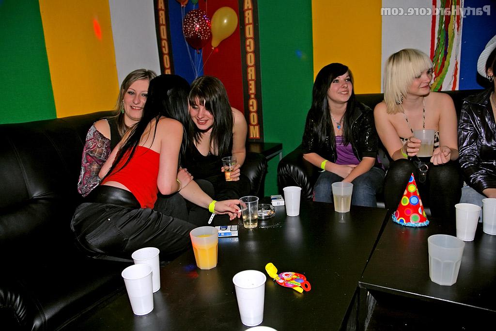 16P Cock starving gals showing off their blowjob skills at an anything-goes party