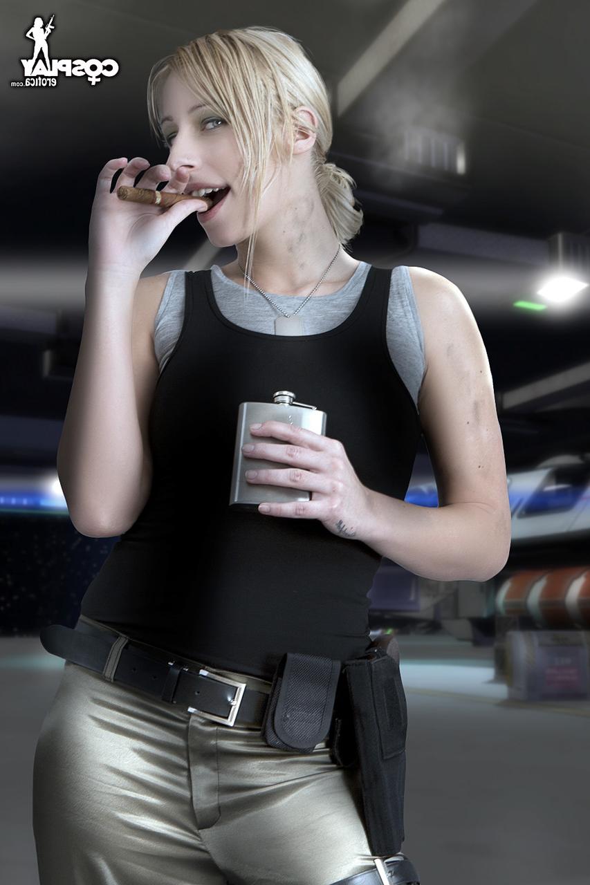 12P Une cosplayeuse blonde découvre ses seins fermes avant de montrer son vagin