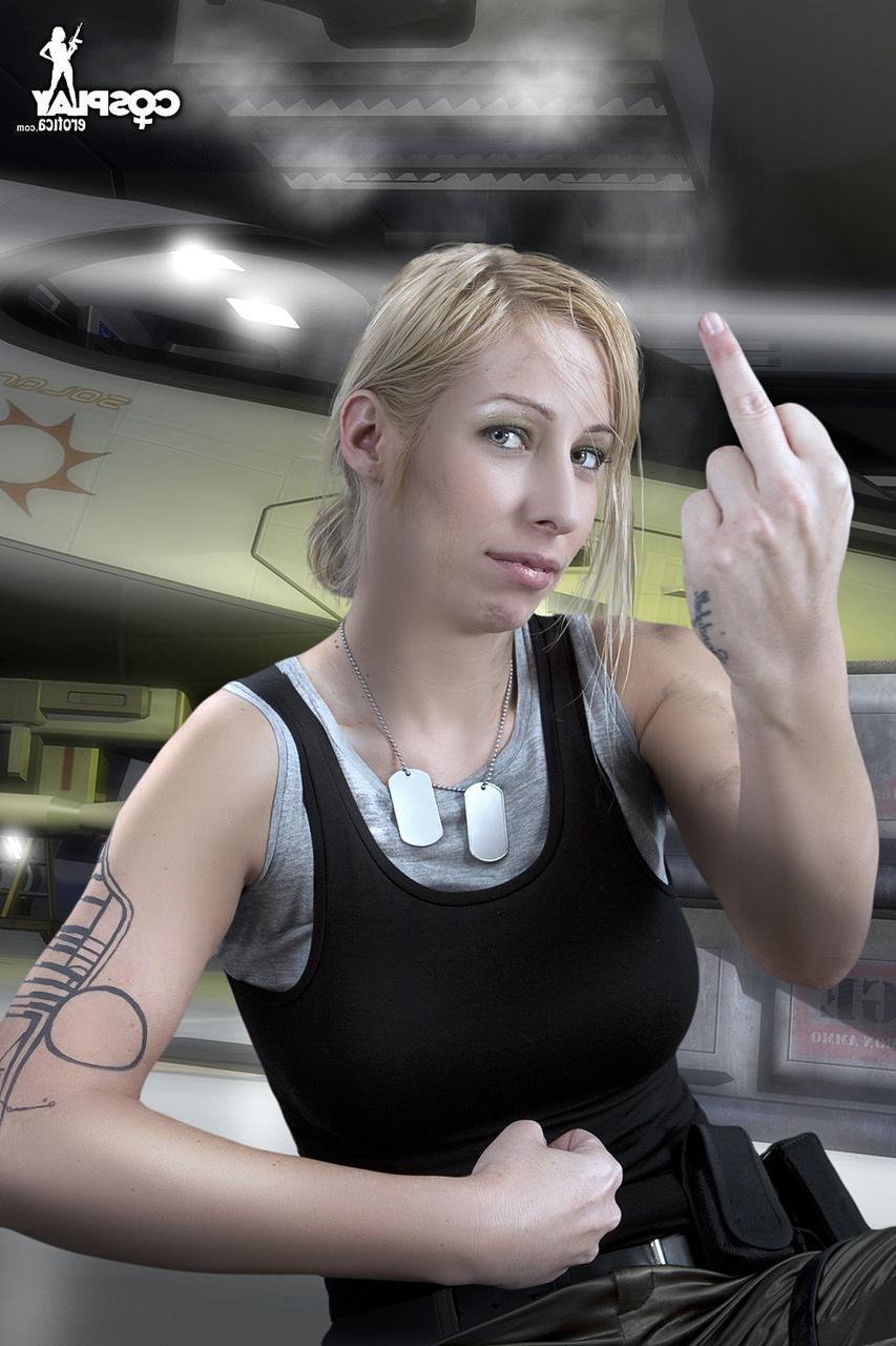 12P Une cosplayeuse blonde découvre ses seins fermes avant de montrer son vagin