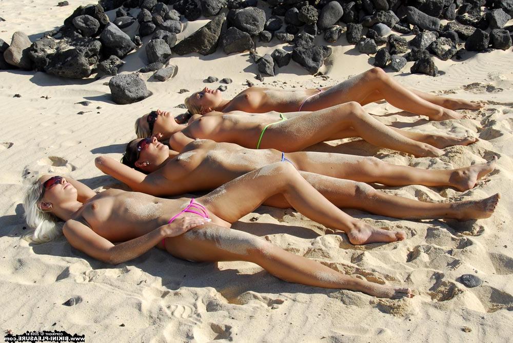 16P Modelo de quatro garotas revelando a parte de baixo do biquíni enquanto faz topless em uma praia