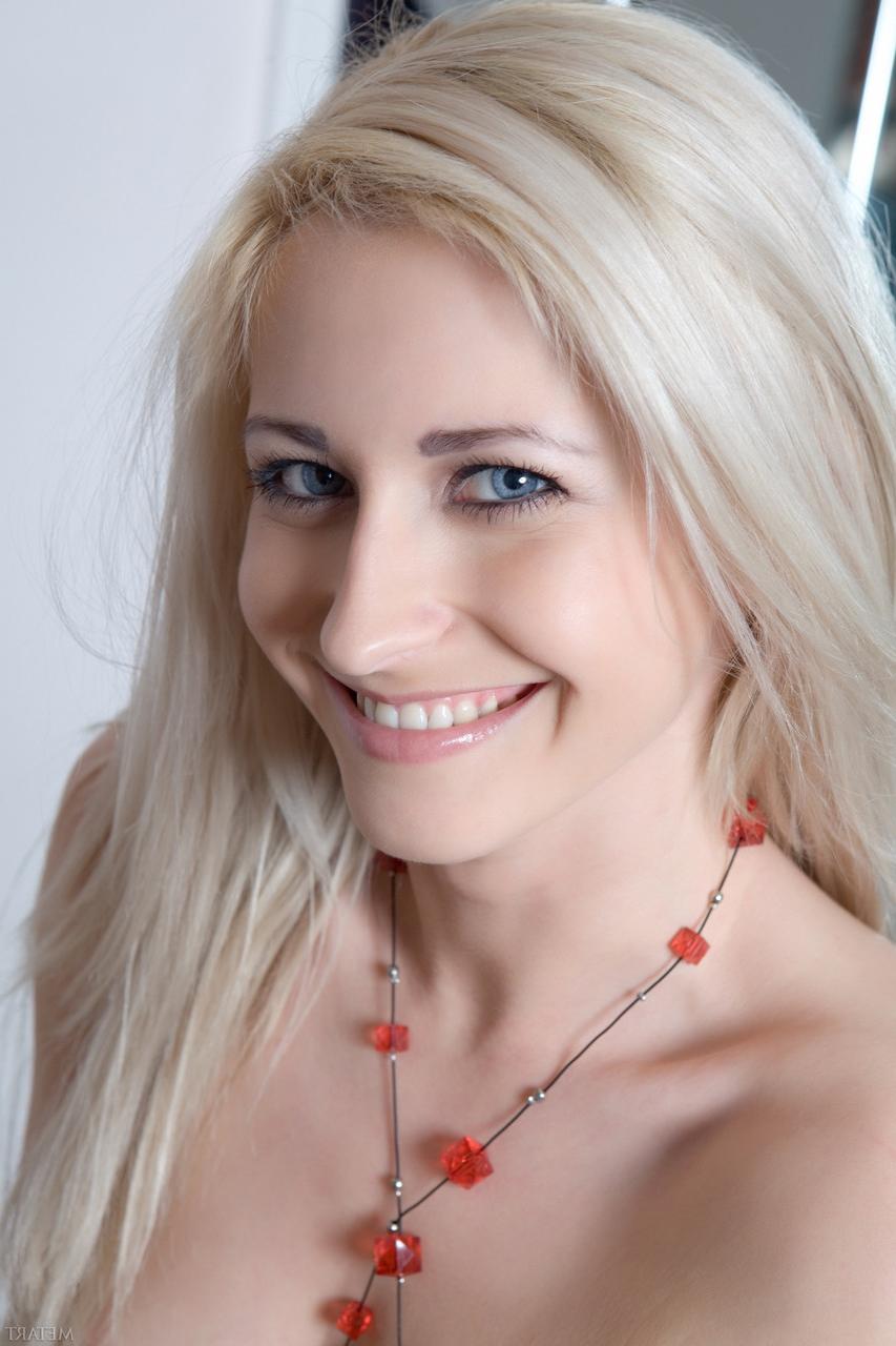 17P Die umwerfend schöne Blondine Janelle B rockt ihre natürliche Muschi nackt