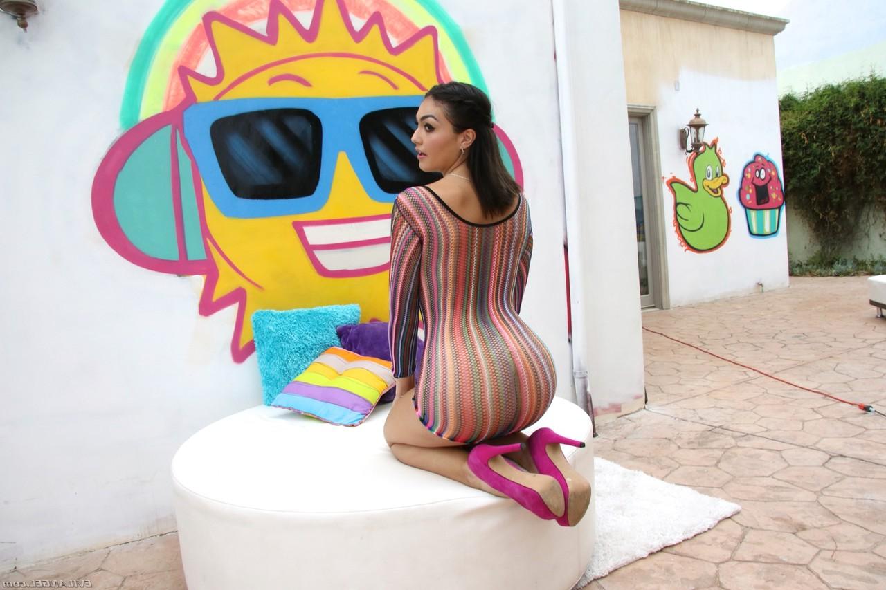 20P Das brünette Babe Kylie Sinner in roten Dessous zeigt ihren runden Hintern