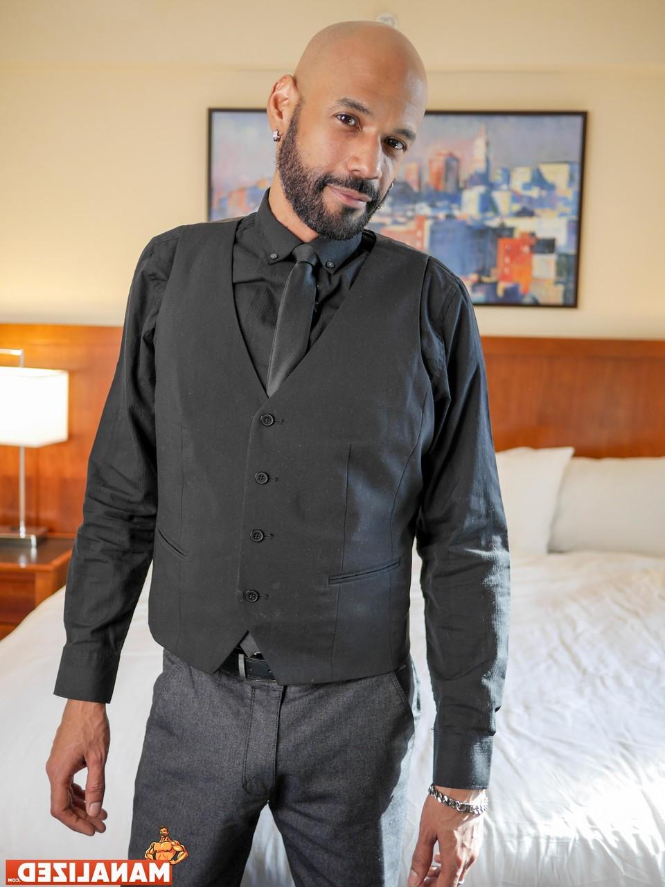 20P O negro pendurado Saul Leinad sacode seu pau grande em um quarto quente sozinho