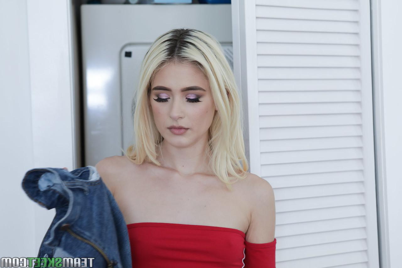 20P La sexy joven rubia Jessie Saint disfruta de una gran polla después de mostrar su gran culo