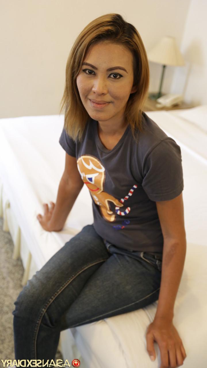 20P ホテルで後背位と正常位セックスを楽しむゴージャスなアジア人熟女