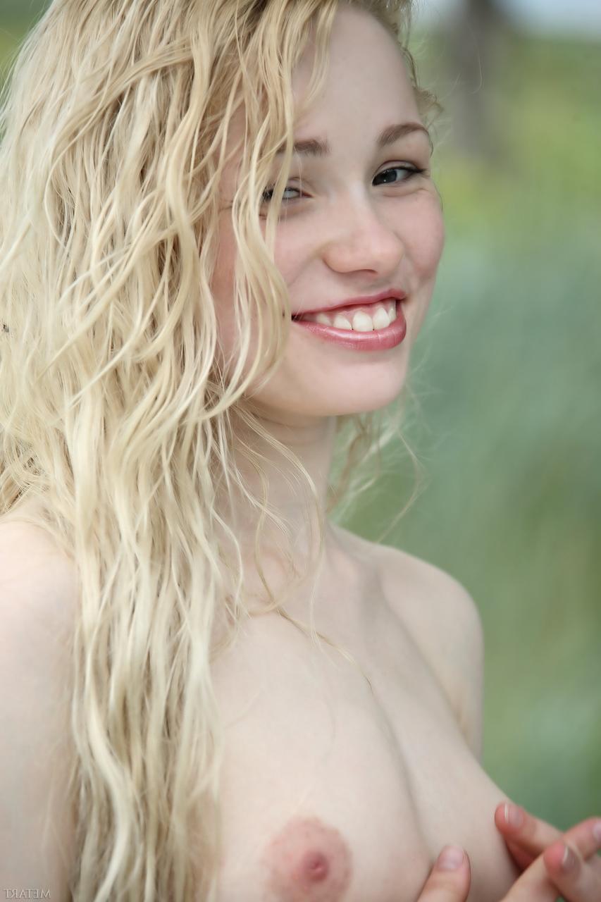 20P Glamourosa adolescente loira Olya N posando nua em uma bela natureza