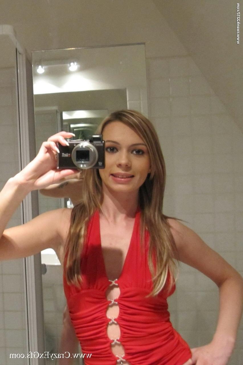 15P Garota amadora tira fotos no espelho do banheiro enquanto fica totalmente nua