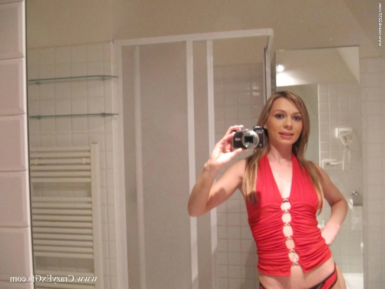 15P Garota amadora tira fotos no espelho do banheiro enquanto fica totalmente nua