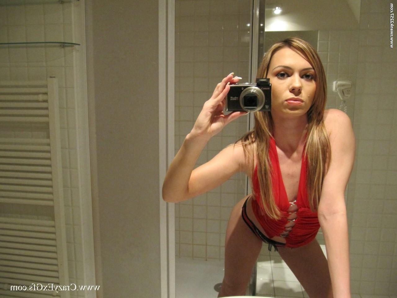 15P Garota amadora tira fotos no espelho do banheiro enquanto fica totalmente nua