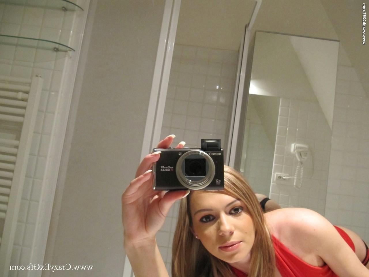 15P Garota amadora tira fotos no espelho do banheiro enquanto fica totalmente nua