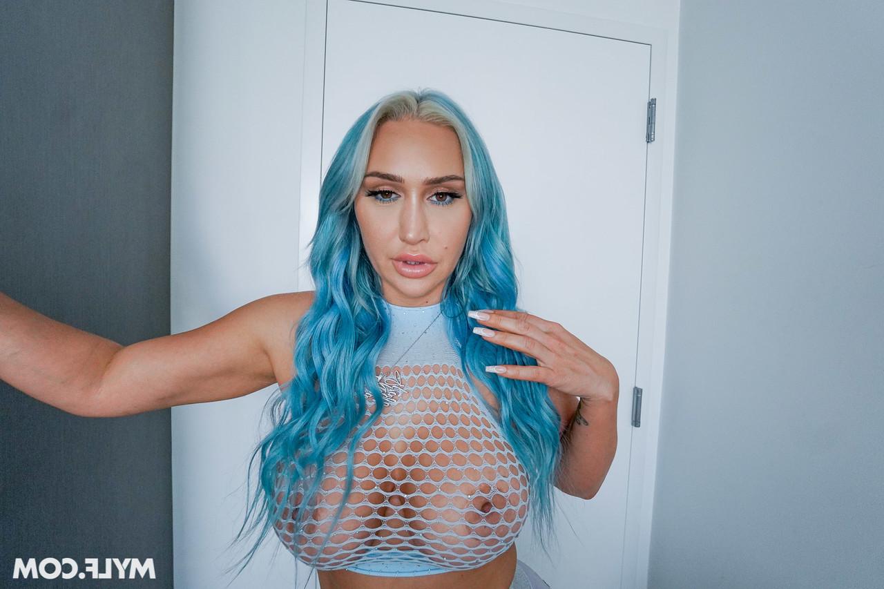 20P Die großärschige Blondine Nina Kayy stellt ihre großen Brüste zur Schau und reitet einen harten Schwanz