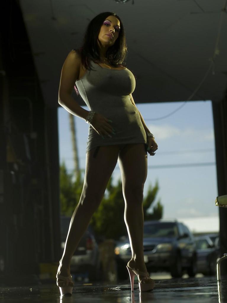 16P La MILF latina Sienna West revela sus tetas tetonas y su chocho afeitado