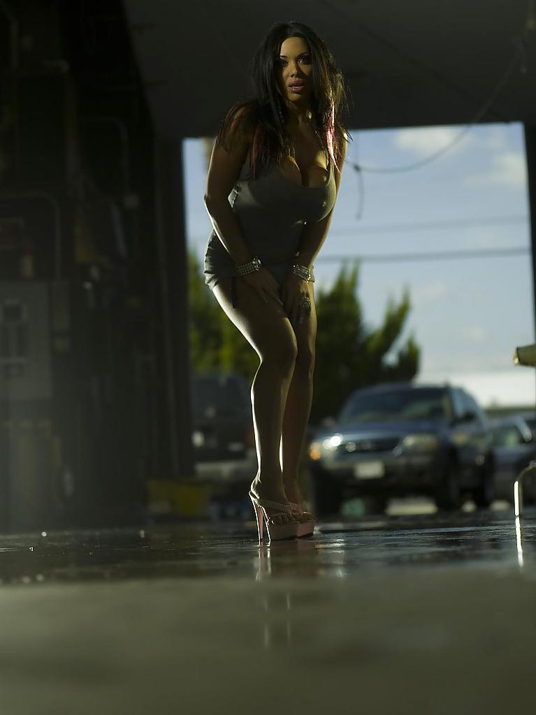 16P La MILF latina Sienna West revela sus tetas tetonas y su chocho afeitado