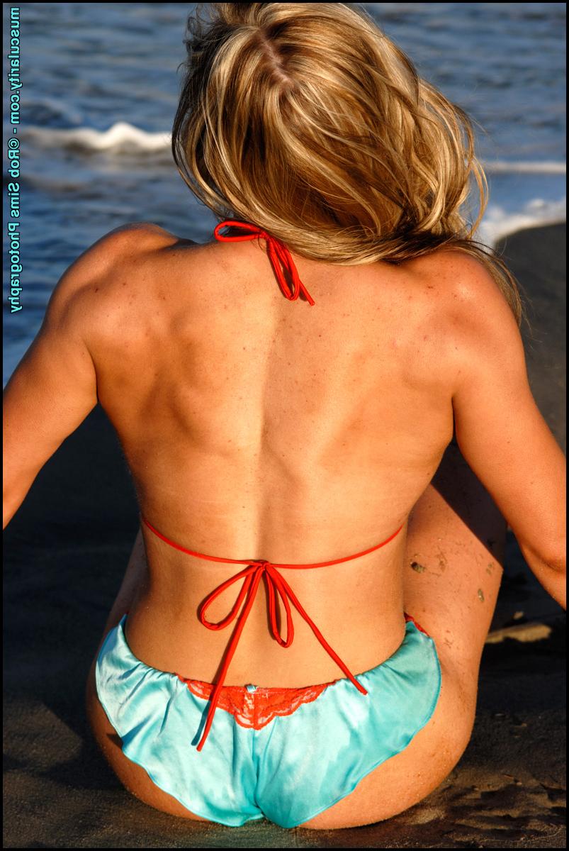15P Le bodybuilder sexy Dani Nicole modèle à la plage tout en portant un bikini sexy.
