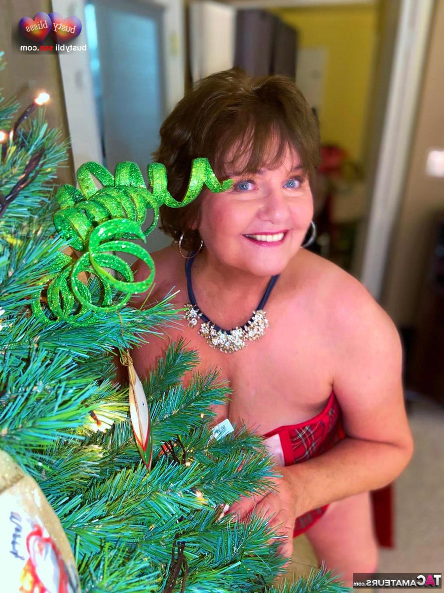 16P A gordinha mais velha Busty Bliss libera seus grandes seios naturais de um espartilho no Natal