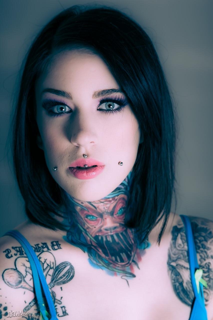 17P Mabel, beau modèle tatoué, touche son corps sexy et écarte ses fesses avec chaleur.
