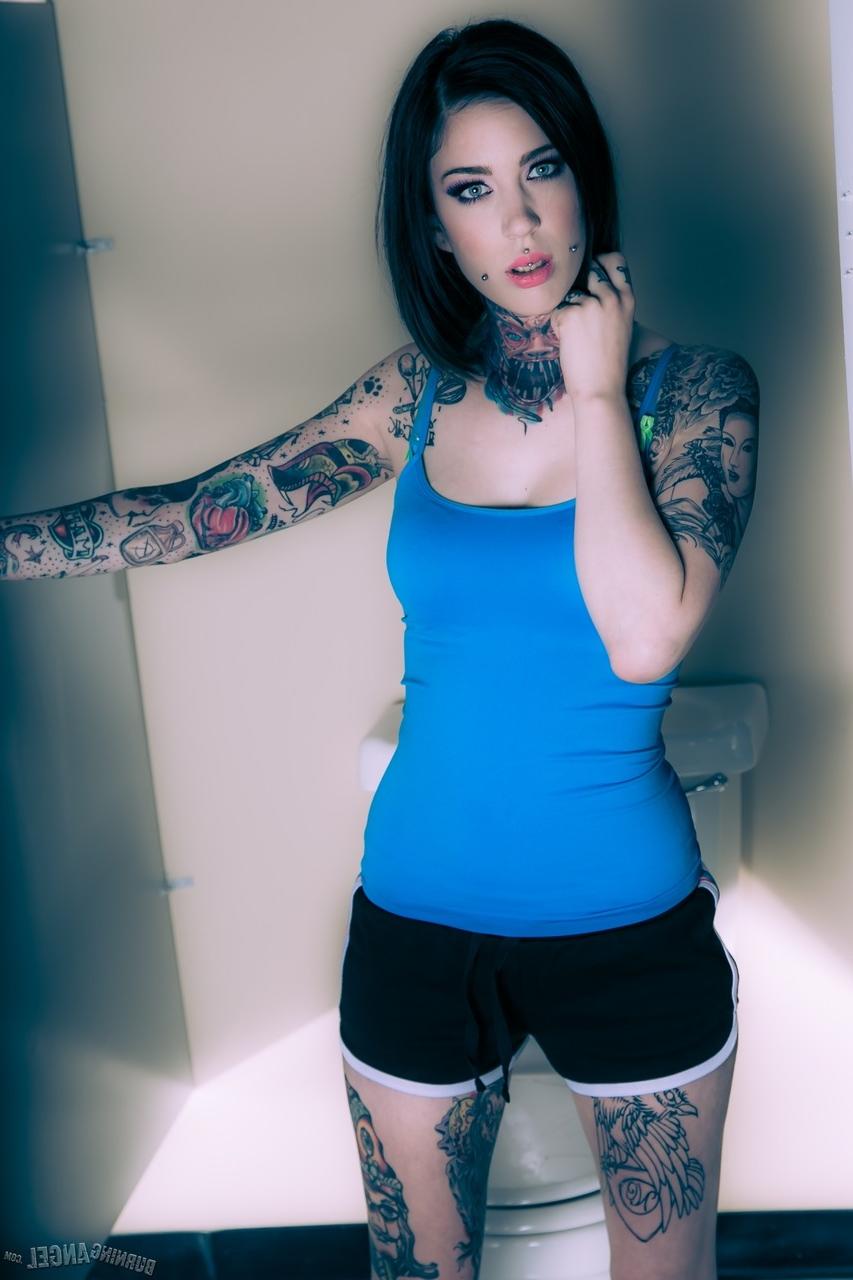 17P Mabel, beau modèle tatoué, touche son corps sexy et écarte ses fesses avec chaleur.
