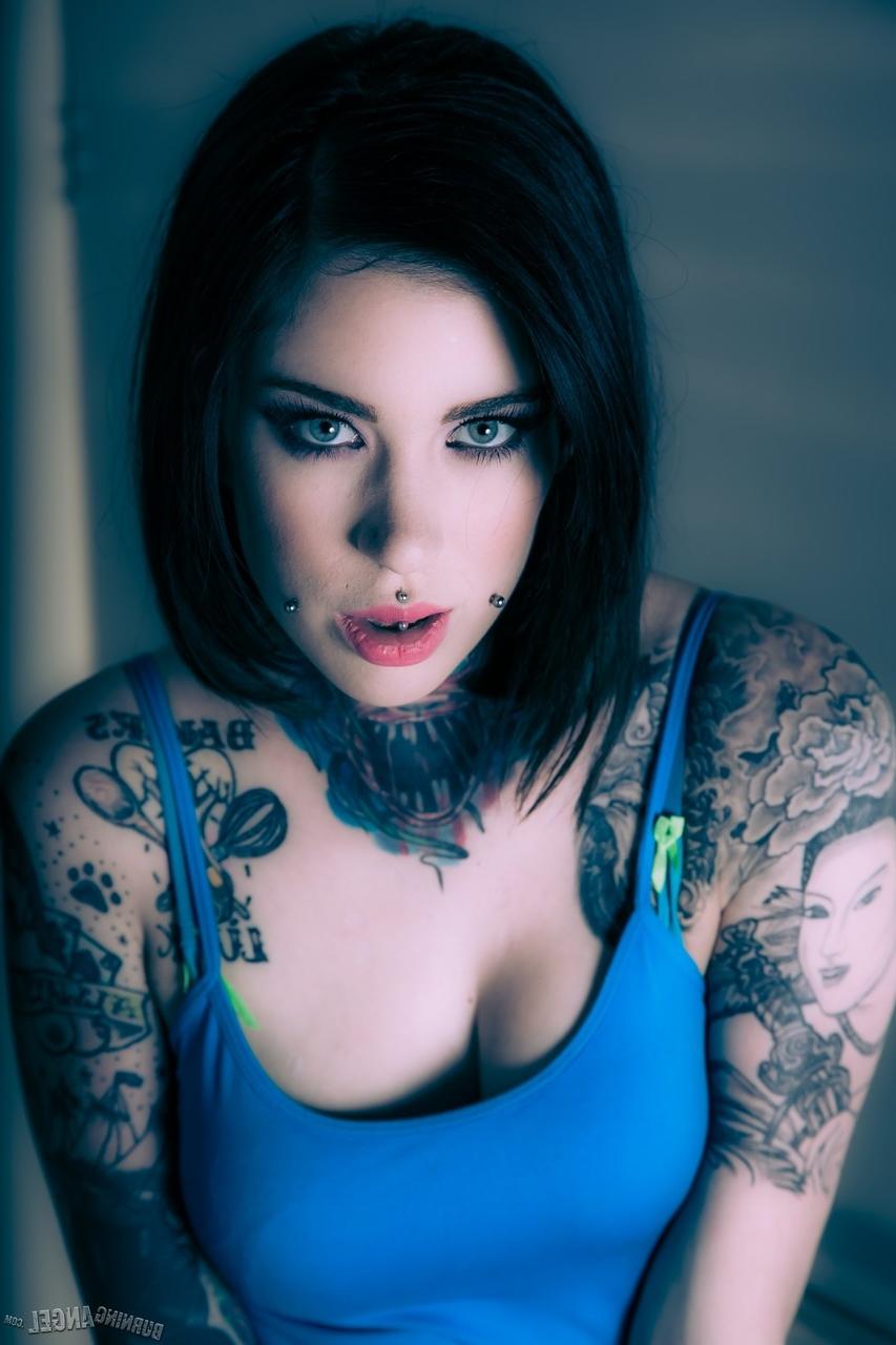 17P Mabel, beau modèle tatoué, touche son corps sexy et écarte ses fesses avec chaleur.