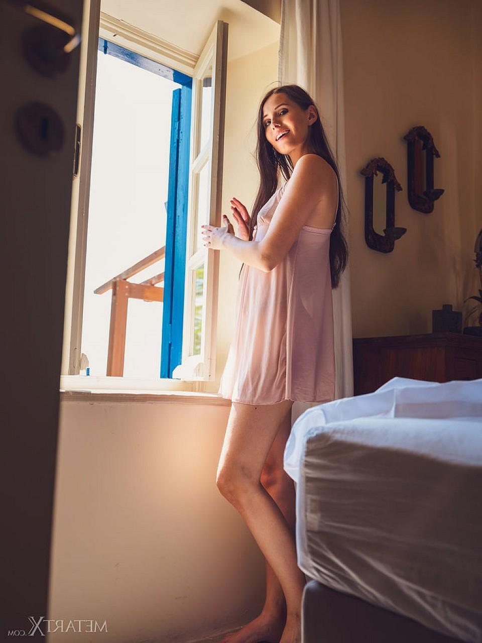 15P Das hübsche britische Mädchen Vanessa Angel reibt ihre nackte Muschi auf ihrem Bett