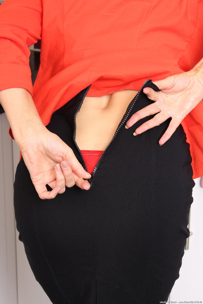 20P Amadora MILF Jane B exibe seus peitos grandes enquanto se masturba na cozinha