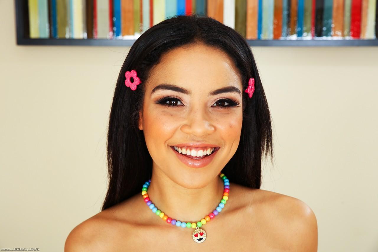 15P La célèbre poupée star du porno Maya Bijou se fait détruire le cul serré dans une action torride.