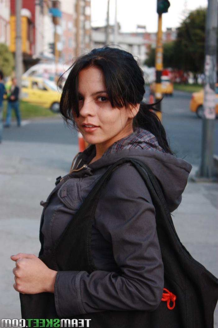 20P L'adorable latina aux gros seins Marcela Diaz se fait crémer le visage après une relation sexuelle brutale.
