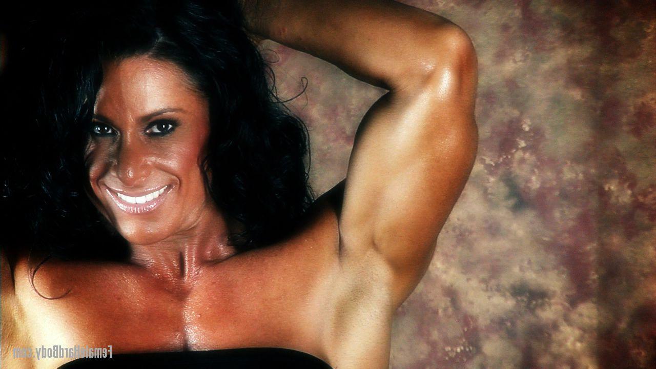 20P A fisiculturista Debbie Bramwell mostra sua bunda grande enquanto flexiona os músculos