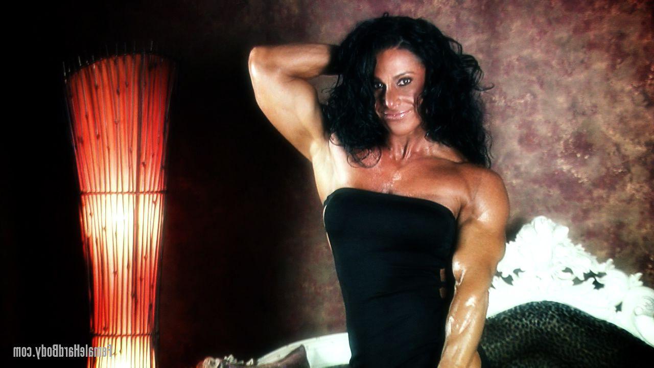 20P A fisiculturista Debbie Bramwell mostra sua bunda grande enquanto flexiona os músculos