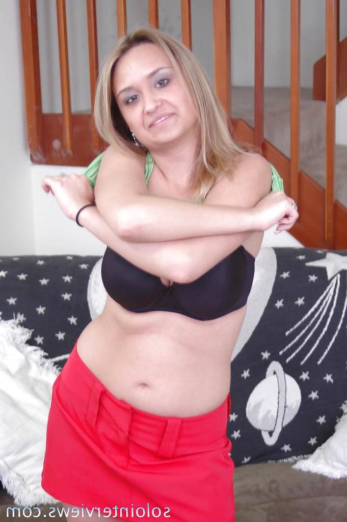 16P Die versaute Nutte Carmella Crush masturbiert am liebsten im Bett