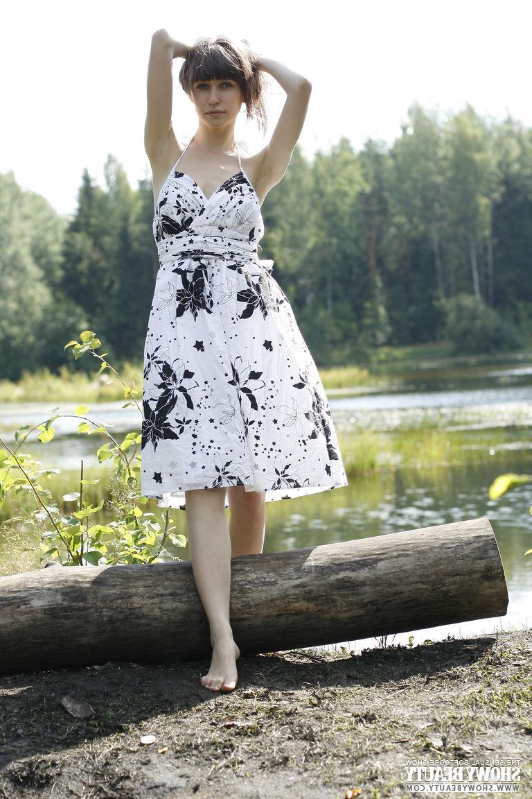 20P Das Teenie-Mädchen Lena entblößt ihre kahle Möse während der Upskirt-Aktion ohne Höschen am Wasser