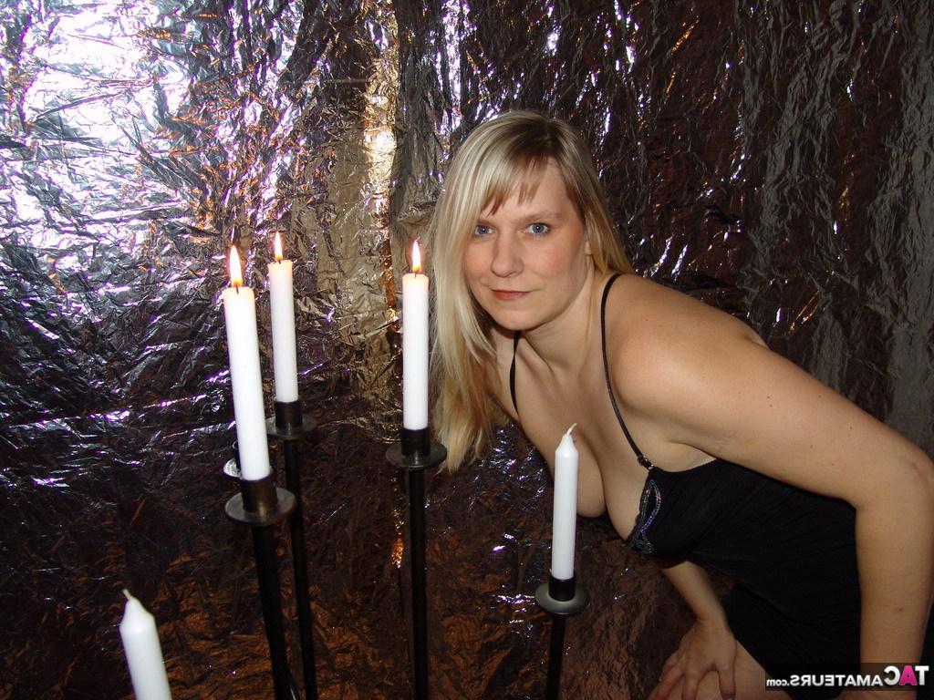 20P La blonde amateur Sweet Susi allume beaucoup de bougies avant de se mettre nue en talons.