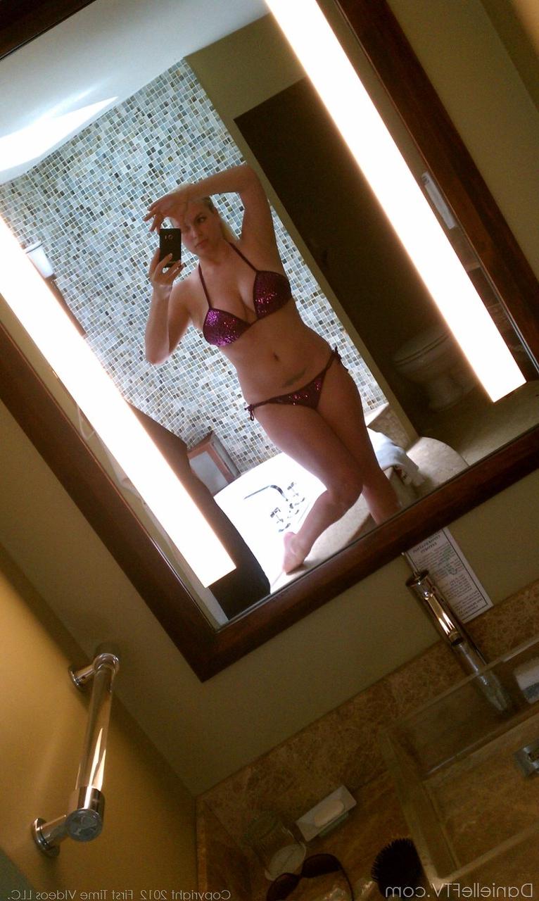 15P A amadora loira Danielle se expõe enquanto tira selfies