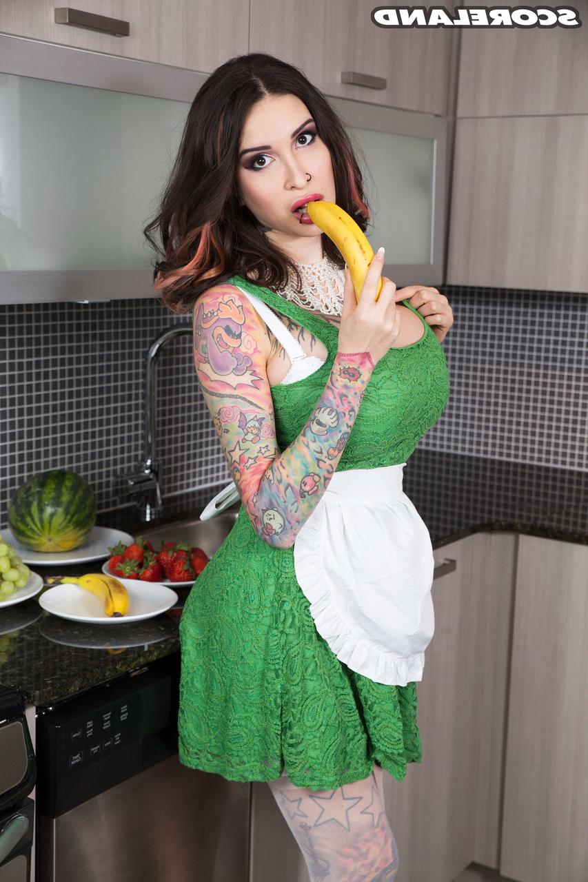 17P Ariane Saint-Amour, super chaude et plantureuse, se déshabille dans la cuisine pour lécher les tétons.