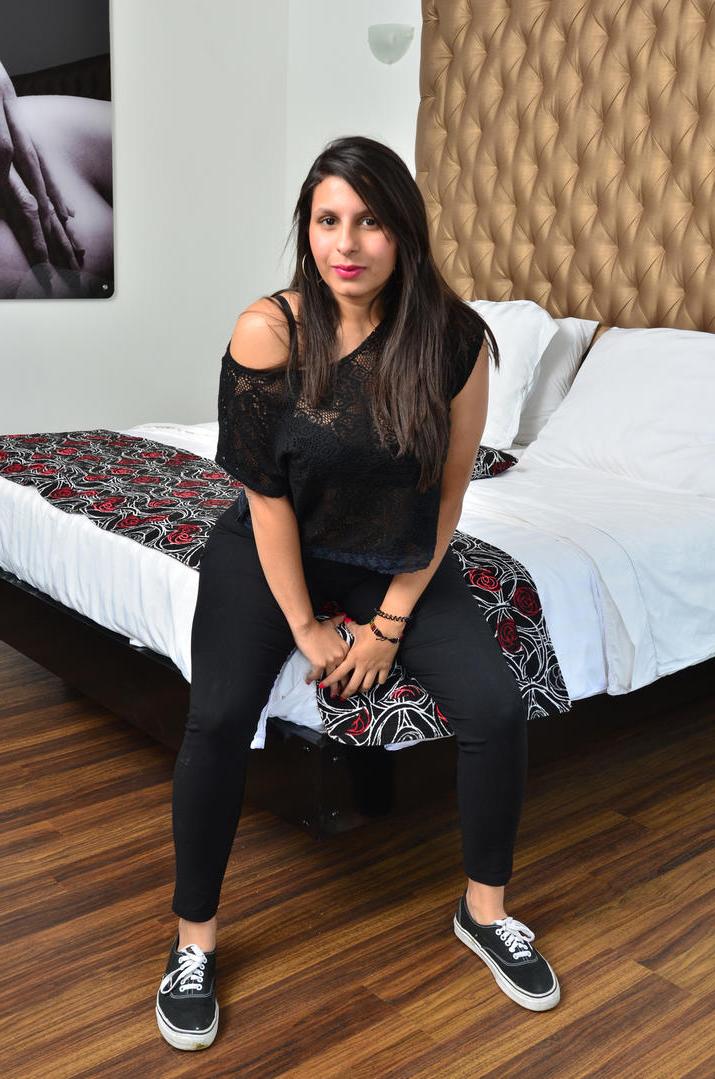 20P Latina voluptueuse montrant son gros cul et ses seins dans une superbe action solo