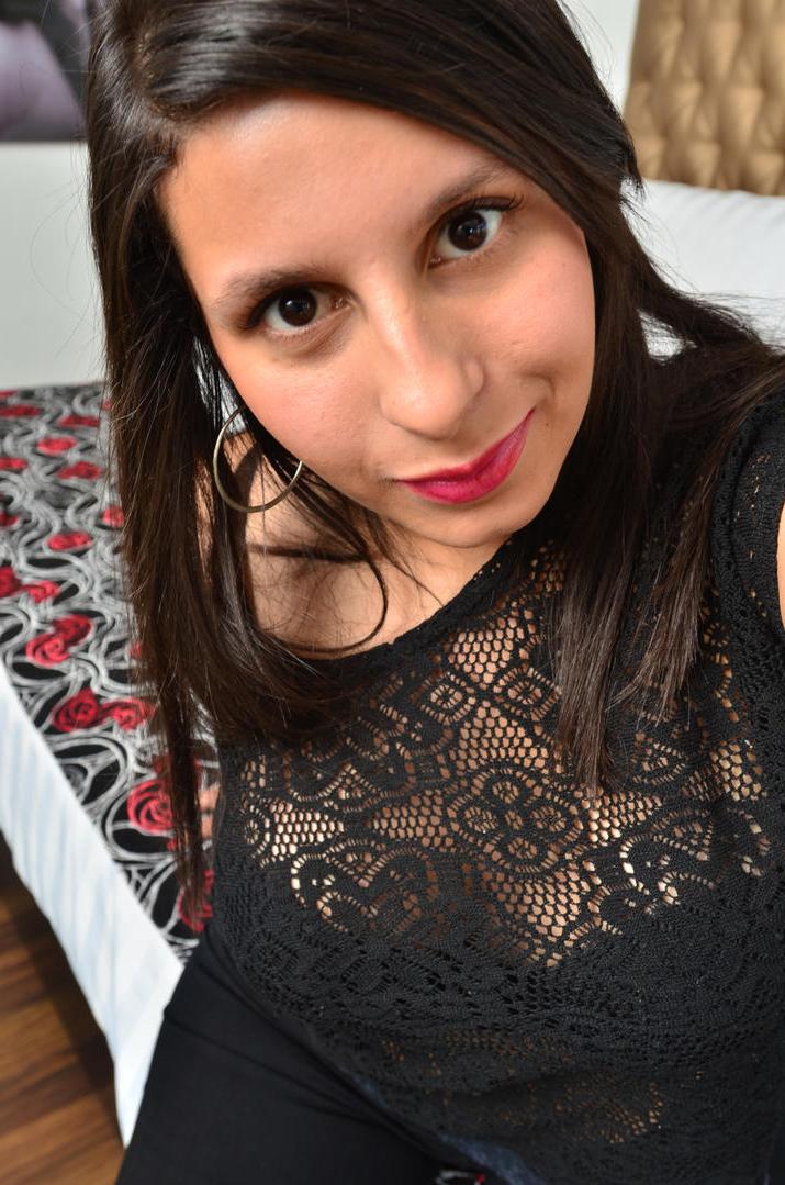 20P Latina voluptueuse montrant son gros cul et ses seins dans une superbe action solo