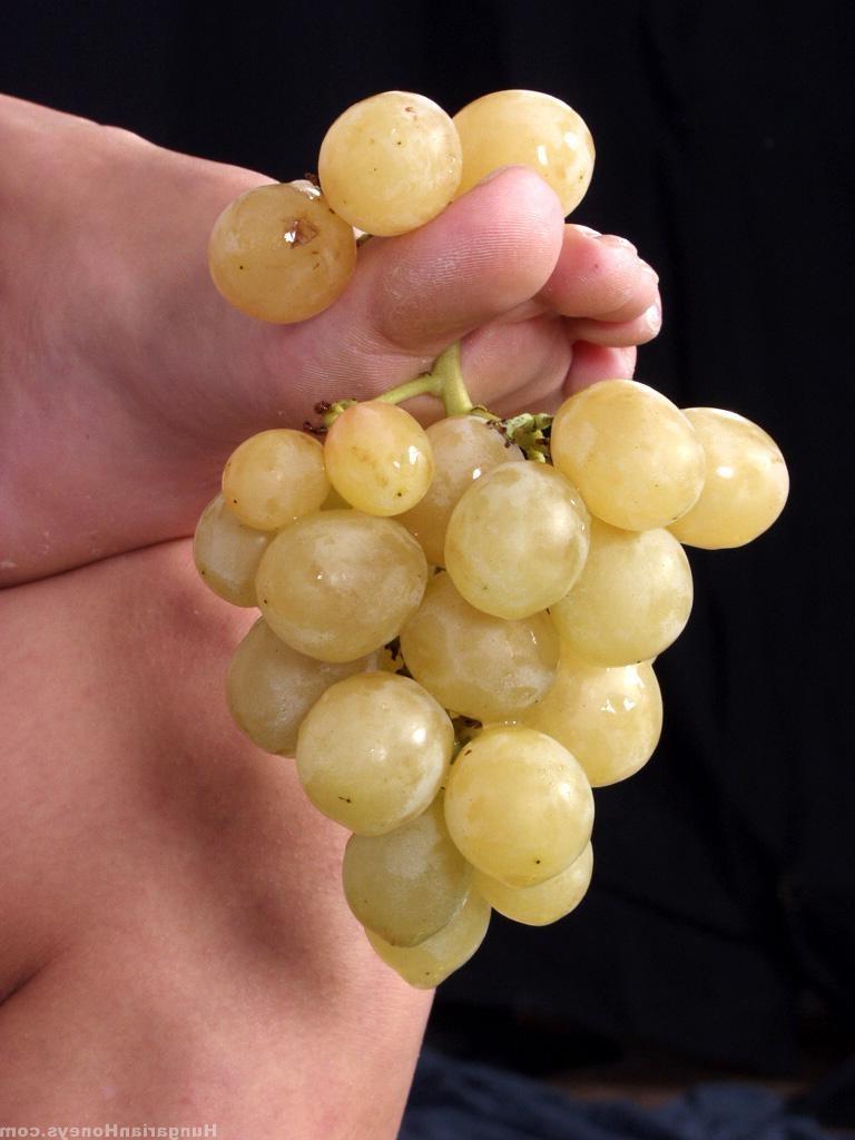 20P Blonde Dora Venter masturbates with a peeled banana in a kinky food play solo