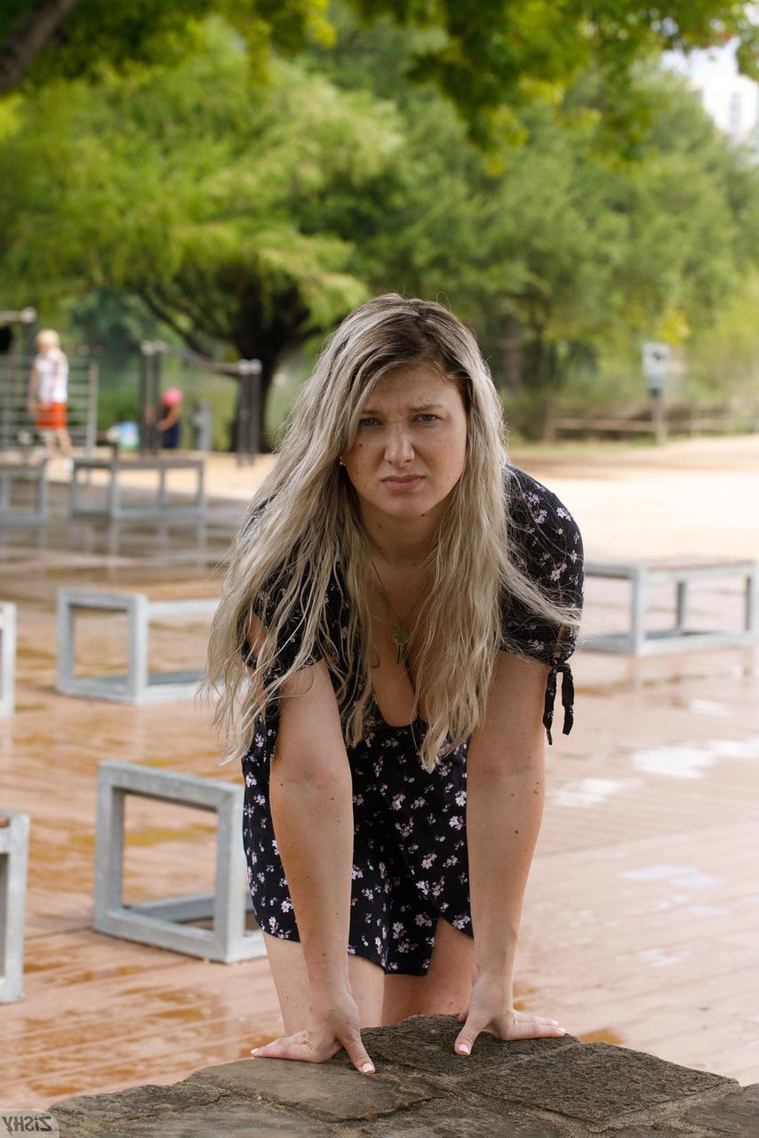 12P La blonde Emily Right montre ses gros seins et joue avec une libellule sur ses cuisses.