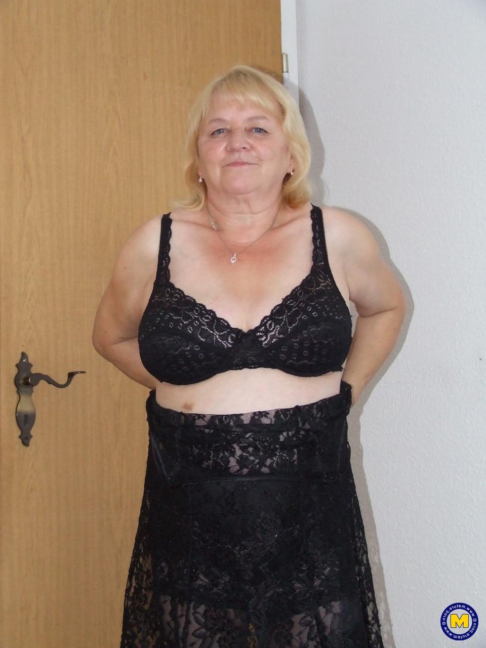 20P Agnes, une grosse amatrice, se déshabille et montre ses seins et sa chatte poilue.