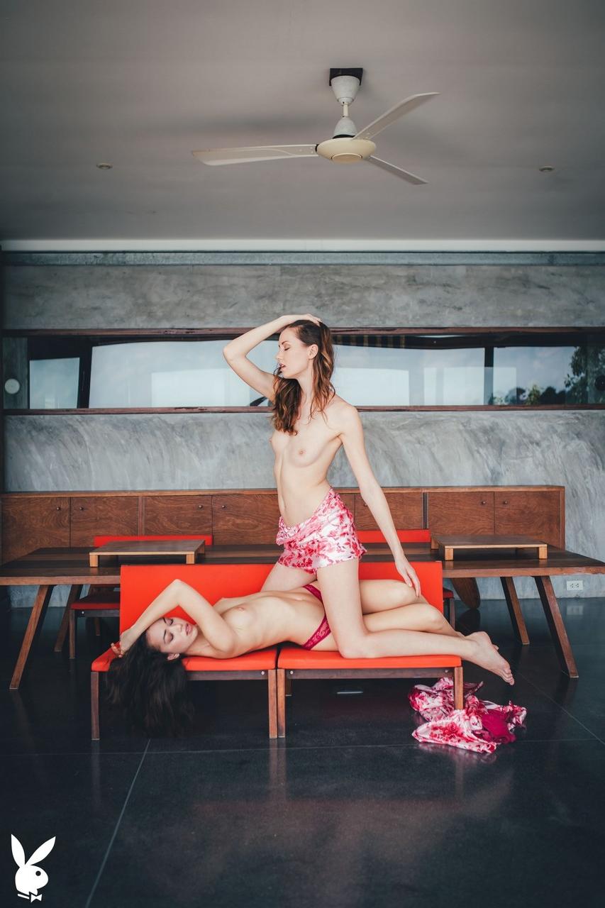 20P As garotas lésbicas sexy Kit Rysha e Mikaela McKenna mostram seus peitos minúsculos
