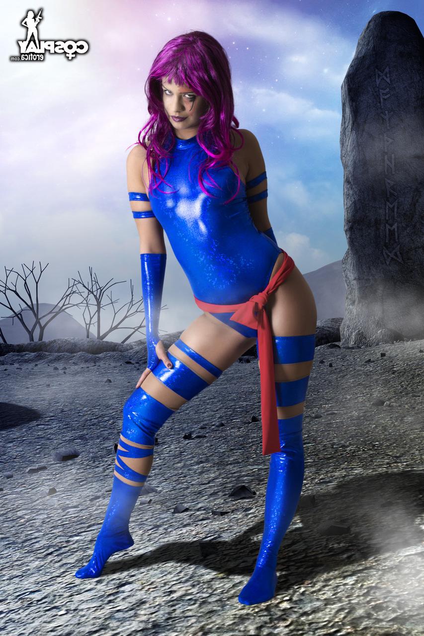 12P Cosplayerin entblößt ihre frechen Brüste, bevor sie ihren schönen Arsch zeigt