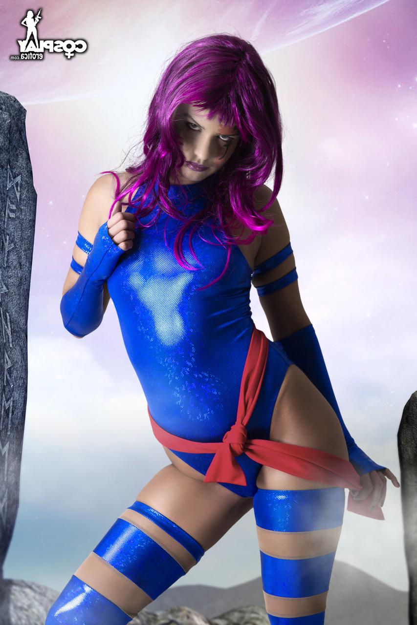 12P Cosplayerin entblößt ihre frechen Brüste, bevor sie ihren schönen Arsch zeigt